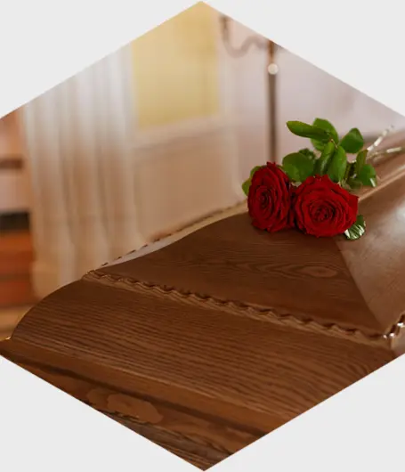 impresa funebre di Calcinaia - bara sigillata - 2 rose rosse appoggiate sul coperchio